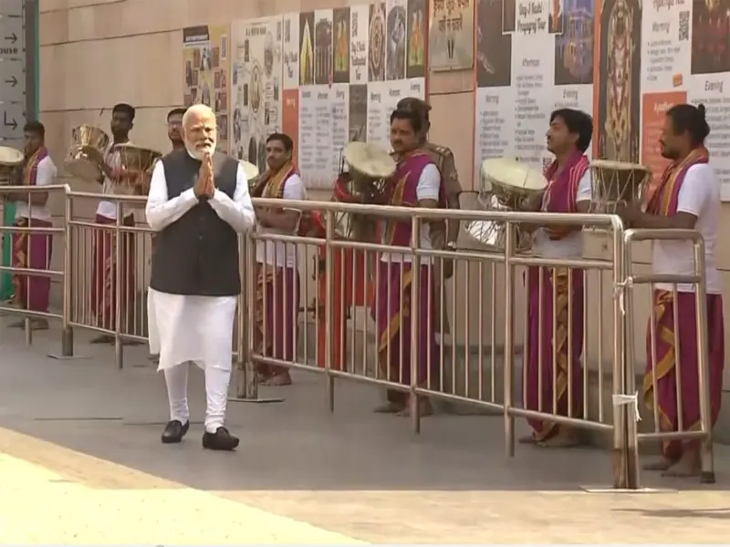 pm modi offers prayers at kashi vishwanath temple during varanasi visit