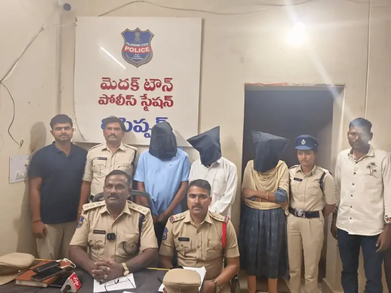 మెదక్ పట్టణంలోని ఆదర్శ కో-ఆపరేటివ్ అర్బన్ బ్యాంకులో ఘరానా మోసం