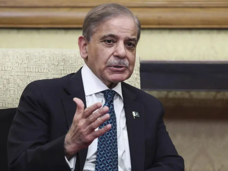 Petrol Prices Near PKR 500 in Pakistan: Shehbaz Sharif Announces 'No Salaries for Ministers', Orders PKR 80 Cut Amid Fuel Crisis