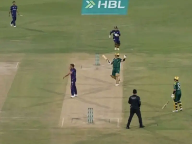 Watch: Sahibzada Farhan Turns Down Steve Smith Single in PSL 2026, Fans Call It 'Babar Azam Revenge'