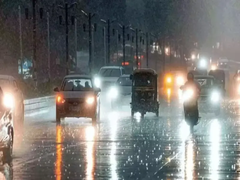What Is the '1,000-km Rain Band' Weather Phenomenon? Here's Why Delhi-NCR Is Seeing Rain, Thunderstorms & Sudden Temperature Drop