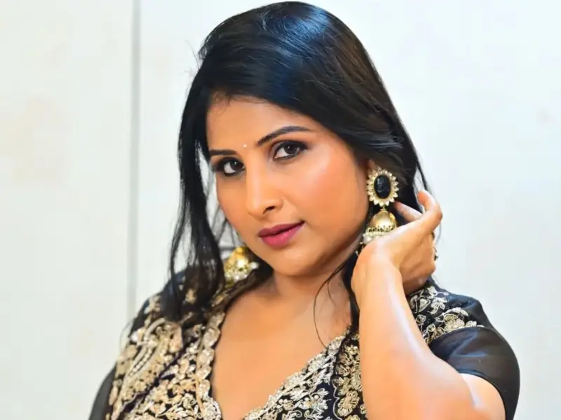 నార్సింగి పోలీస్ స్టేషన్‌లో సింగర్ మంగ్లీ ఫిర్యాదు