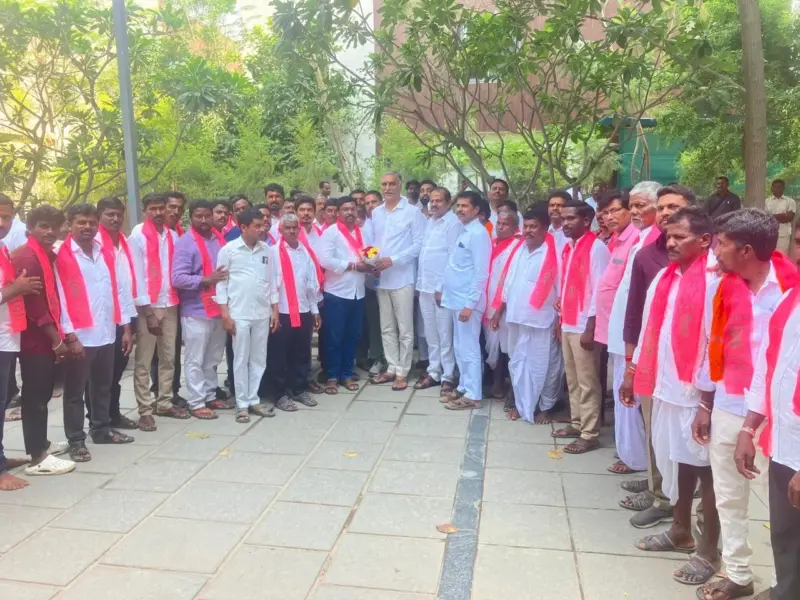 మాజీ మంత్రి హరీష్ రావు సమక్షంలో బీఆర్ఎస్ లో చేరికలు