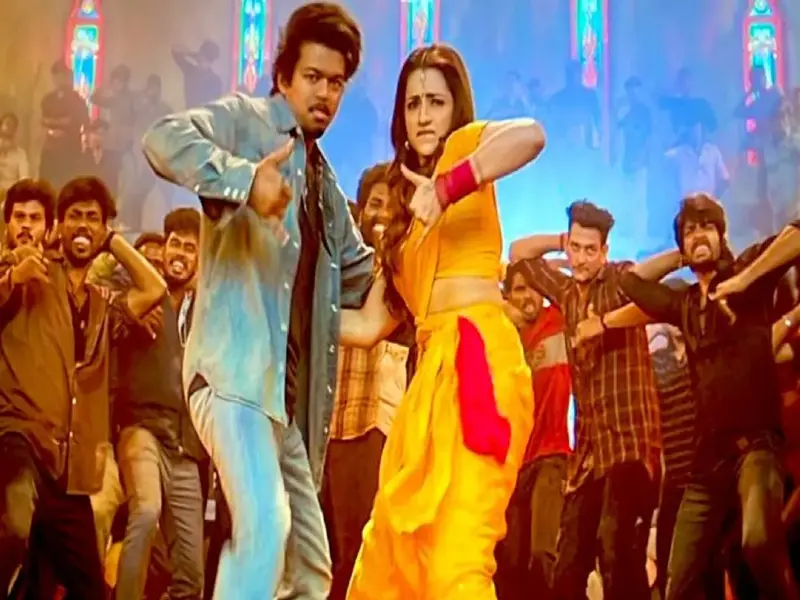 TVK జెండా రంగు చీరలో త్రిష, విజయ్ స్టెప్పులు..