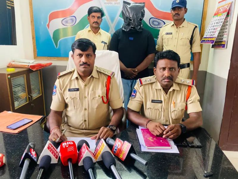 fraud13k | సమాచారాన్ని పోలీసులకు వెంటనే తెలపాలి.సిఐ నాగరాజు