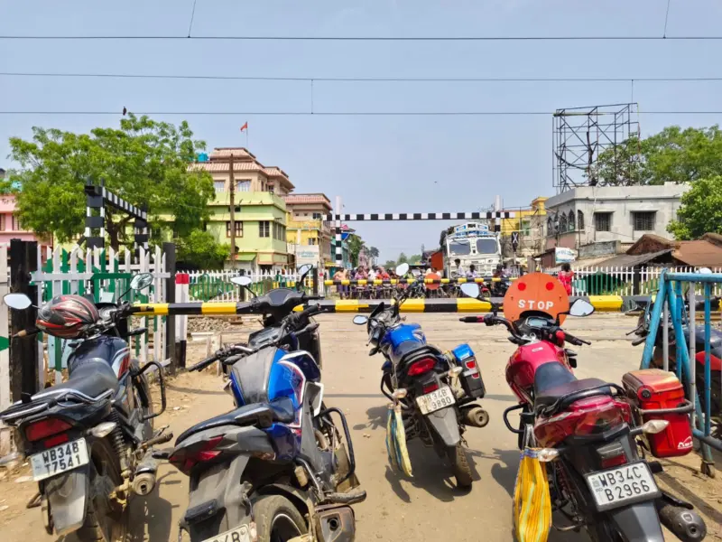 চন্দ্রকোনা রোডে যানজটে নাজেহাল মানুষ, দ্রুত ফ্লাইওভার নির্মাণের দাবি।।