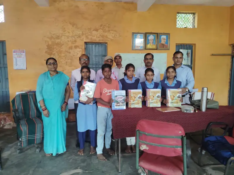 स्कूल चले हम- माध्यमिक शाला पहरुआ मे नवप्रवेशित छात्र छात्राओं का तिलक लगाकर पुस्तक वितरण कर किया स्वागत