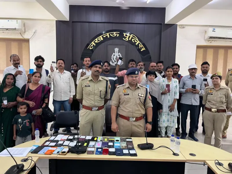 54 मोबाइल फोन किये गये बरामद, मोबाइल धारकों को किया गया वापस