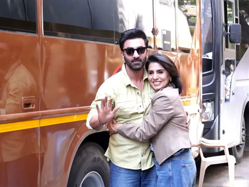Ranbir Kapoor dances with mother Neetu Kapoor during public appearance
