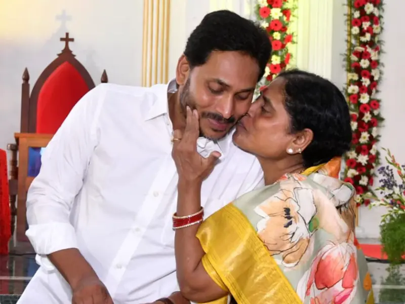 Sakshi Should Go To Sharmila: YS Vijayalakshmi