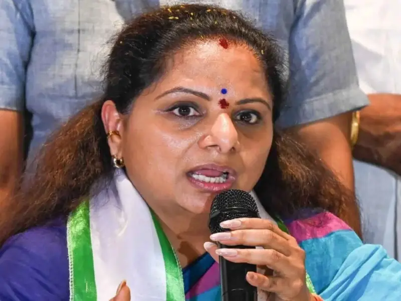 హామీలు నెరవేర్చకపోతే రాళ్లతో కొట్టండి: కవిత సంచలనం!