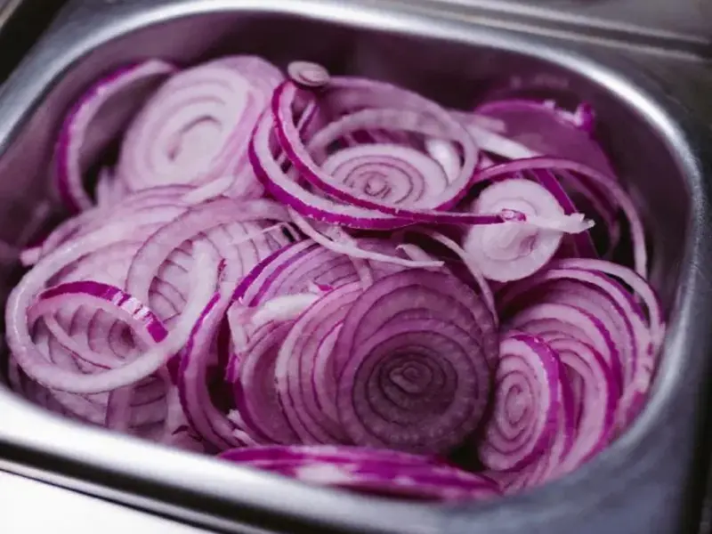 Who Should Avoid Eating Raw Onions? Expert Advice on Risks and Precautions