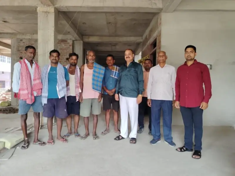 छपरा:-मजदूर दिवस पर संजीवनी नर्सिंग होम में श्रमिकों का सम्मान