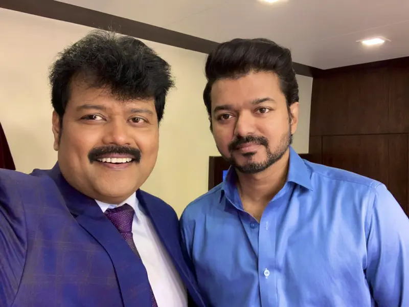 "கூட்டத்தோடு கூட்டமாக நின்ற என்னை பார்த்ததும்.". தூத்துக்குடி ஏர்போர்ட்டில் விஜய் செய்த 'அந்த' விஷயம்.. உருகிப்போன நடிகர் ஸ்ரீமன்.. வைரல் வீடியோ.!!!!