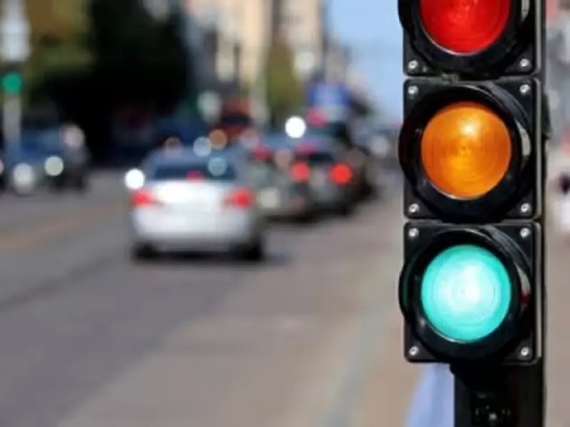 Traffic Rules- रेड लाइट तौड़ने पर होता हैं इतना चालान, कहीं आपने तो नहीं तौड़ दी