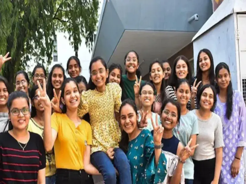 UP Board Topper Prize Money: UP Board Toppers to be Showered with Cash Rewards; Felicitation to be Held at the District Level as Well..