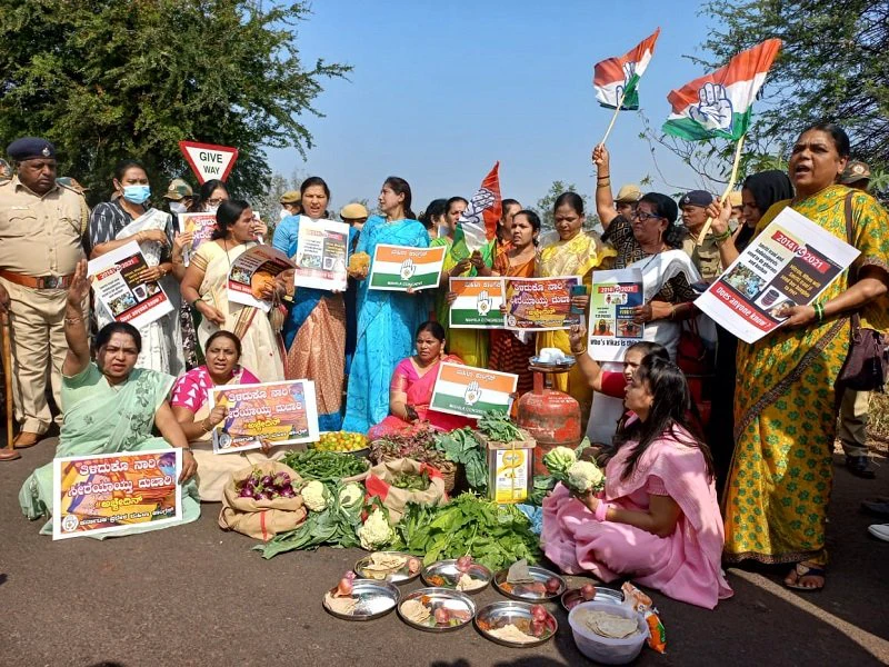 ಅಗತ್ಯ ವಸ್ತುಗಳ ಬೆಲೆ ಏರಿಕೆ ಖಂಡಿಸಿ ಮಹಿಳಾ ಕಾಂಗ್ರೆಸ್ ಪ್ರತಿಭಟನೆ