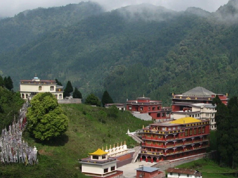 মেঘের কোলে নির্জন পাহাড় লাভার হাতছানি কেন এড়াতে পারবেন না