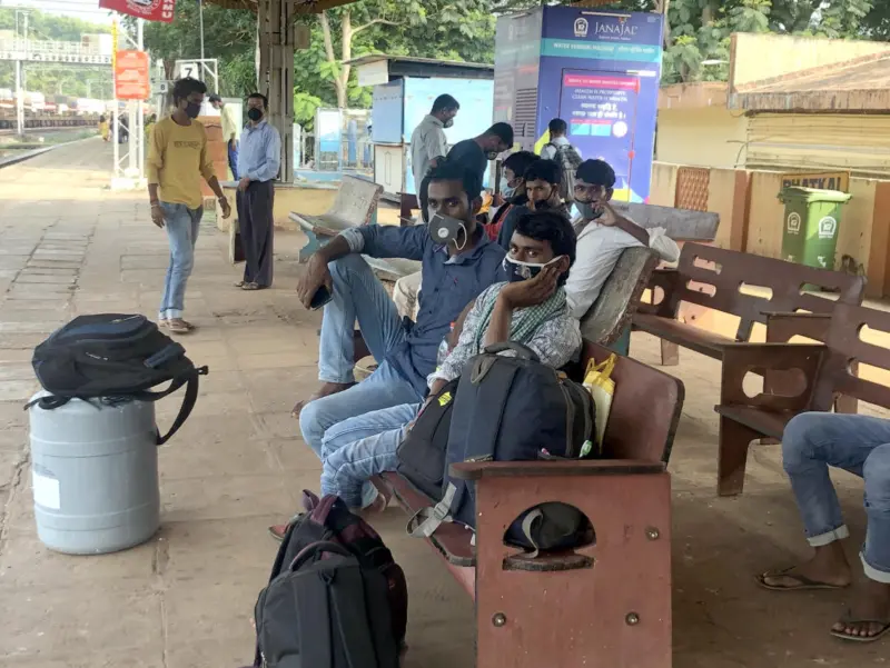 ಪಟ್ಟಣ ತೊರೆಯುತ್ತಿರುವ ಶ್ರಮಜೀವಿಗಳು