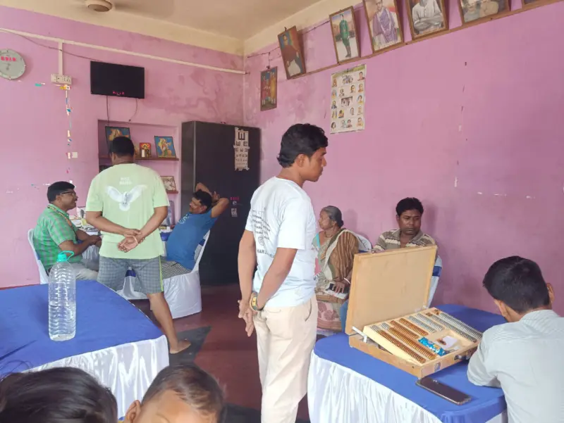 ফ্রি চেকআপ ও ওষুধ বিতরণ, চন্দ্রকোনারোডে প্রশংসিত উদ্যোগ।