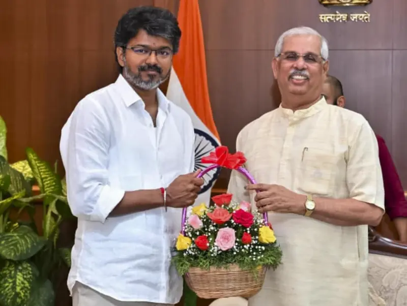 మరికొన్ని గంటల్లో సీఎంగా విజయ్ ప్రమాణ స్వీకారం.. స్టేడియం వద్ద అభిమానుల సందడి