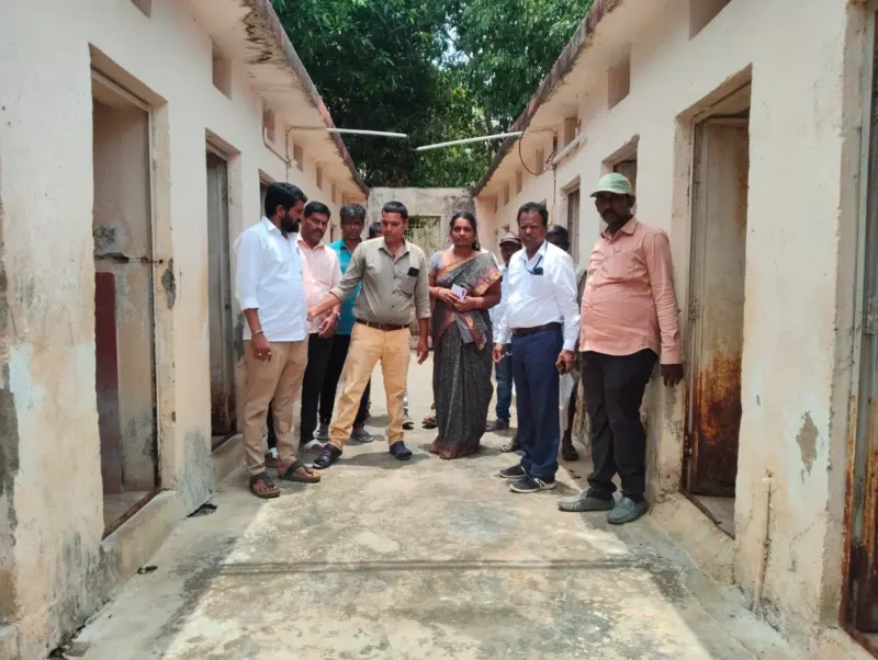 గిరిజన ఆశ్రమ పాఠశాలను సందర్శించిన తహసీల్దార్ నామాల కిష్టయ్య