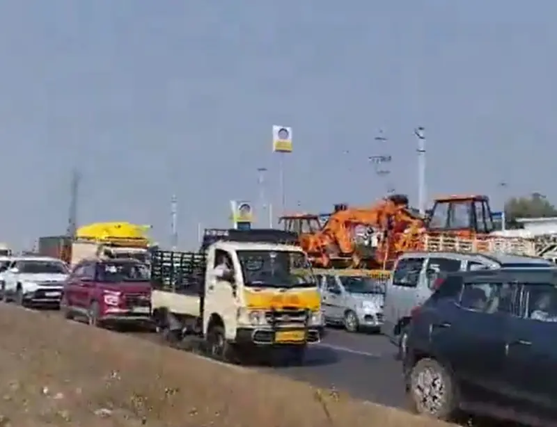 Holiday rush triggers traffic snarls near Abdullapurmet on Hyderabad-Vijayawada highway