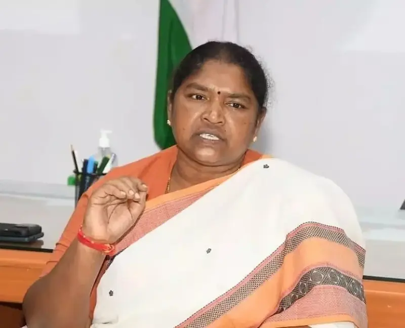 మేడారం ప్రమాద బాలుడికి సీతక్క భరోసా.. తల్లికి ప్రభుత్వ ఉద్యోగం