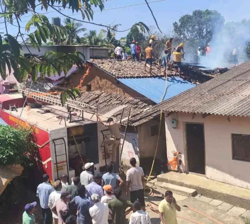 गुंजीत भर दुपारी घराला आग : लाखोंचे नुकसान