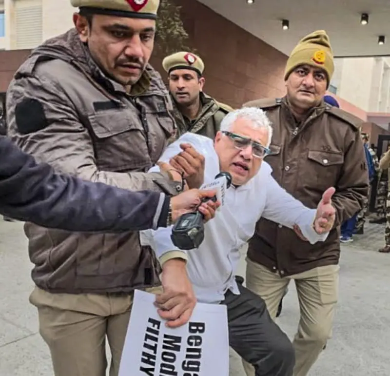 'Arrogance in Uniform,' Says Mamata Banerjee as Police Detain TMC MPs Protesting Outside Shah's Office