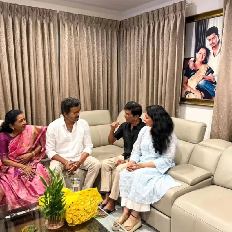 Vijay Family: ఎన్నికల్లో గెలిచాక ఫ్యామిలీతో విజయ్ ఫొటోలు..