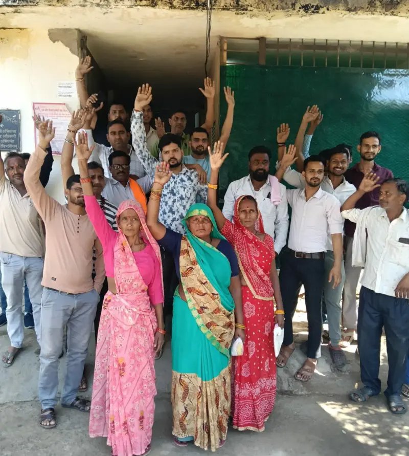 बिजली विभाग के खिलाफ फूटा ग्रामीणों का गुस्सा, प्रीपेड मीटर उखाड़ने की दी चेतावनी
