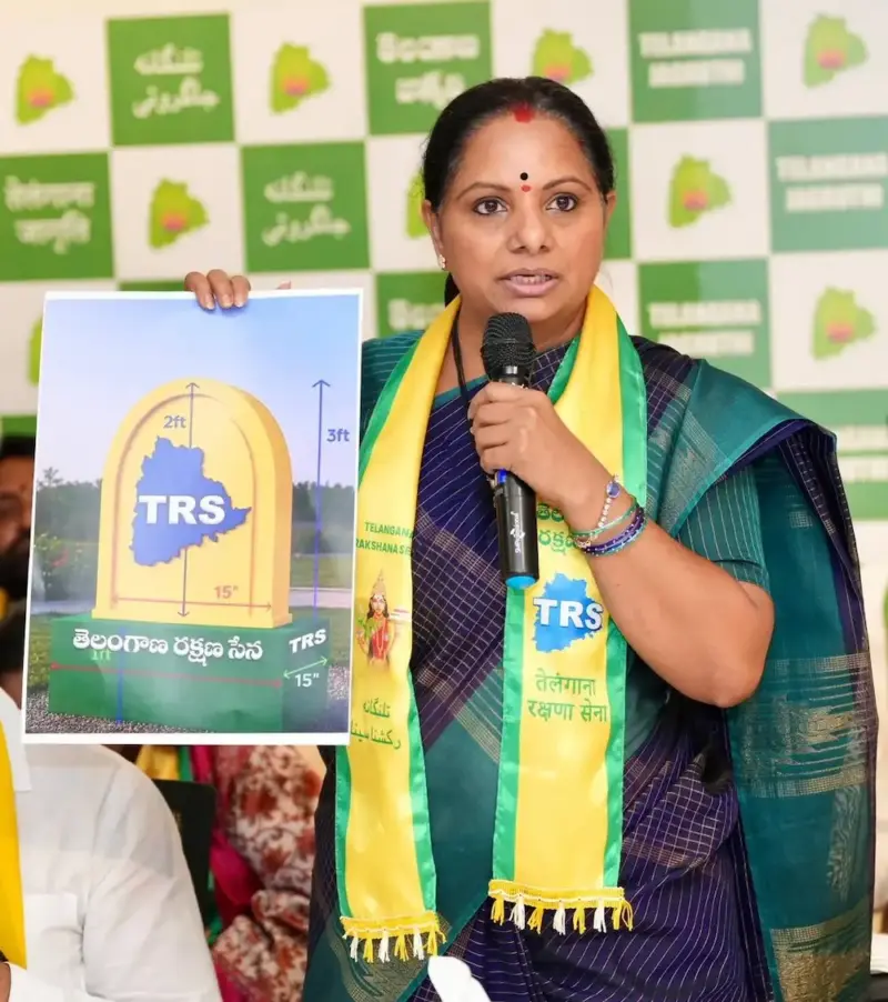 టీఆర్ఎస్ జెండా గద్దె మోడల్ ఆవిష్కరణ: నెల రోజుల పాటు 'జెండా పండుగ'!