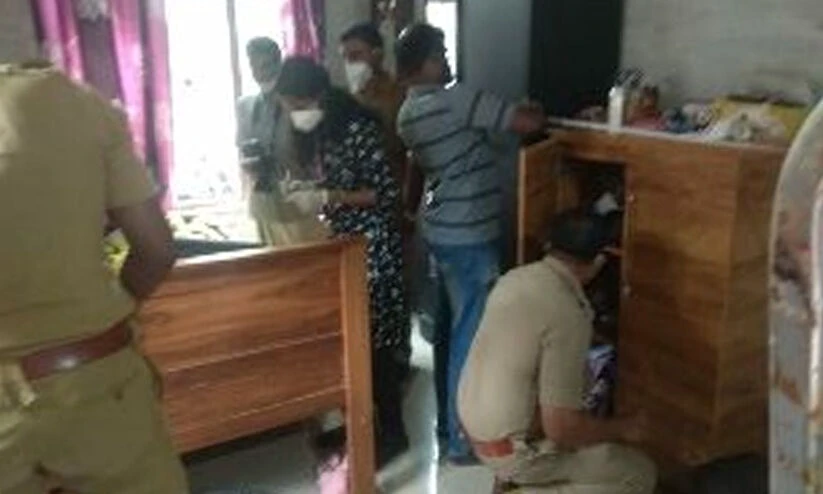 യുവതിയുടെ ആത്മഹത്യ: വാട്സാപ് അണ്ബ്ലോക്ക് ചെയ്യാന് മങ്കട സ്വദേശി ഭീഷണിപ്പെടുത്തിയതിനെ തുടര്ന്നെന്ന് പരാതി