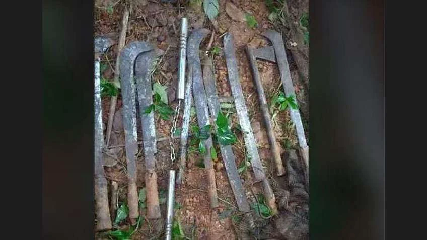 കണ്ണൂരില് വടിവാളുള്പ്പെടെ വന് മാരാകായുധ ശേഖരം പിടികൂടി; ആയുധങ്ങള് ചാക്കില് കെട്ടി ഓവുചാലില് ഒളിപ്പിച്ച നിലയില്