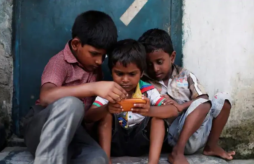 मोबाइल की वजह से हिंसक बन रहे बच्चे, इन आसान तरीकों से छुड़ा सकते हैं बच्चों की लत