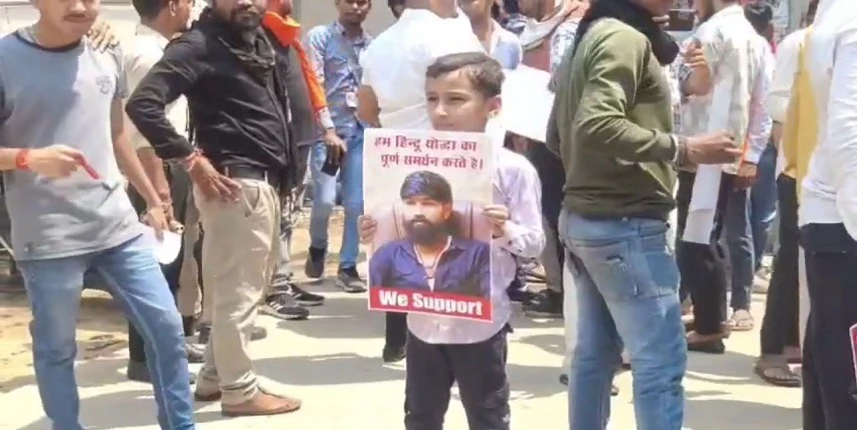 जाग रहा है 'हिंदू', FIR के बाद 'मैं भी हूं रामसिंह' की तख्तियां लेकर थाने पहुंचे हिंदू, जानें पूरा मामला