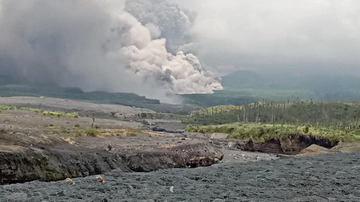 Indonesia's Mount Semeru erupts, forcing thousands to flee People News Time