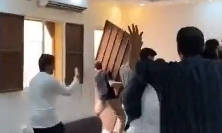 Saudi fan breaks the door of his house in celebration of the historic victory over Argentina People News Time