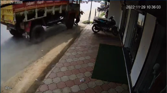 Caught on cam: Lady crushed to death by speeding truck in Tamil Nadu's Thiruvaiyaru; 6 injured People News Time