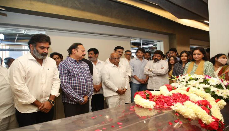Mahesh Babu in tears after father's last rites; Allu Arjun, Ram Charan console him [SEE PIC] People News Time
