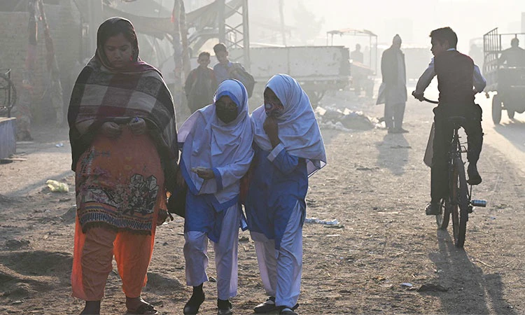 Smog-hit Pakistani city of Lahore cuts school days to protect pupils' health People News Time