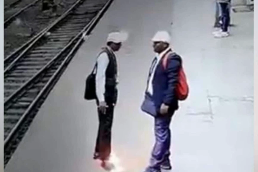 Man Electrocuted as Live Wire Touches His Head on Railway Platform in WB's Kharagpur | Caught on Cam People News Time