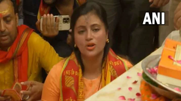 MP Navneet Rana, her MLA-husband pray at Hanuman temple in Delhi for Thackeray's ouster | Watch
