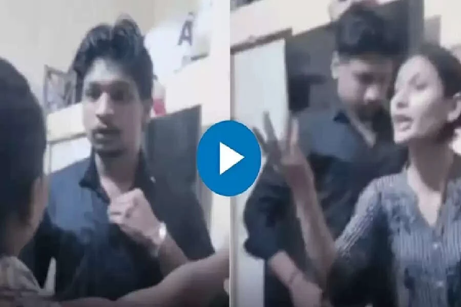 रूम में गर्लफ्रेंड के साथ रोमांस कर रहा था पति, तभी आ गई पत्नी, दोनों को रंगे हाथों पकड़ शुरू कर दी पिटाई रूम में गर्लफ्रेंड के साथ रोमांस कर रहा था पति, तभी आ गई पत्नी, दोनों को रंगे हाथों पकड़ शुरू कर दी पिटाई