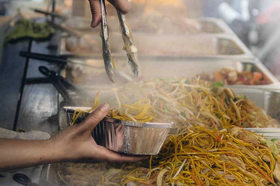 बेटी को हॉस्टल का खाना पसंद नहीं, 900 KM दूर नौकरी छोड़ पिता ने खोला रेस्टोरेंट!