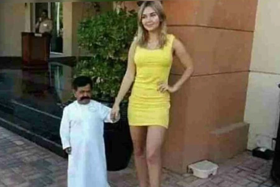 रूसी सुंदरी को हुआ भारतीय बौने व्यवसायी से प्यार क्या ६००० करोड़ की संपत्ति है असली वजह