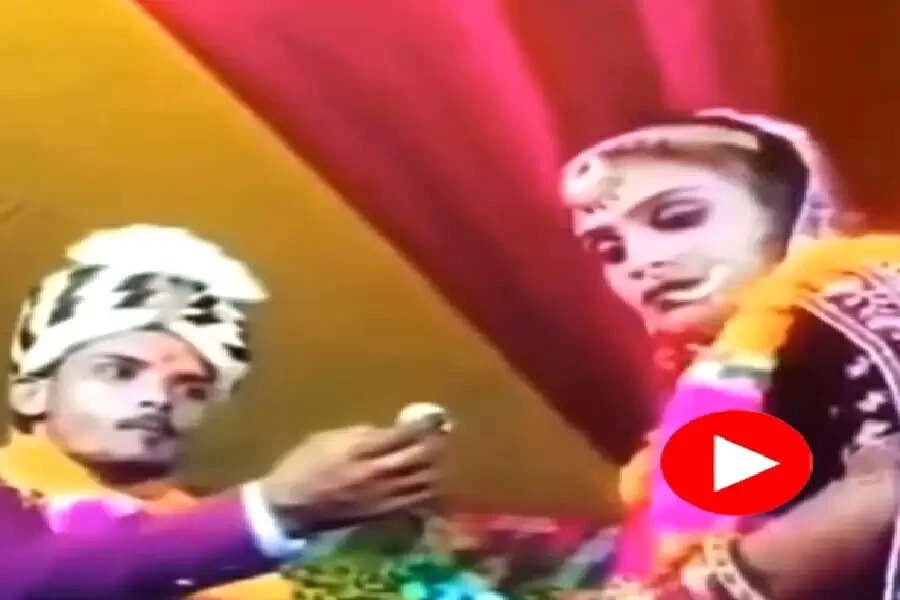 बदले की आग! दुल्हन ने फेंकी मिठाई तो दूल्हे ने किया कुछ ऐसा.. वीडियो हो रहा वायरल बदले की आग! दुल्हन ने फेंकी मिठाई तो दूल्हे ने किया कुछ ऐसा.. वीडियो हो रहा वायरल