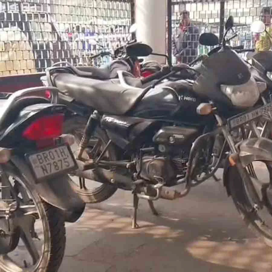 बीजेपी दफ्तर में बिहार की 55 बाइकें! चुनाव से पहले वर्धमान में मचा भारी सियासी घमासान