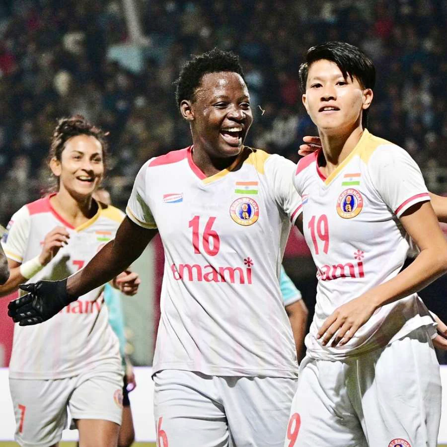 साउथ ब्लॉक में आयोजित वार्षिक शिखर सम्मेलन 2025 का औपचारिक आगाज हो गया है। इस उच्च स्तरीय बैठक में वैश्विक आर्थिक सुधार और भू-राजनीतिक स्थिरता पर मुख्य रूप से ध्यान केंद्रित किया जा रहा है। दुनिया भर के नेताओं की मौजूदगी ने इस आयोजन को रणनीतिक रूप से अत्यंत महत्वपूर्ण बना दिया है।